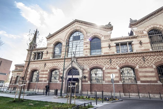 Budapest Private 4 Hour City Tour Experience with a car / van - What the guide adds to the experience