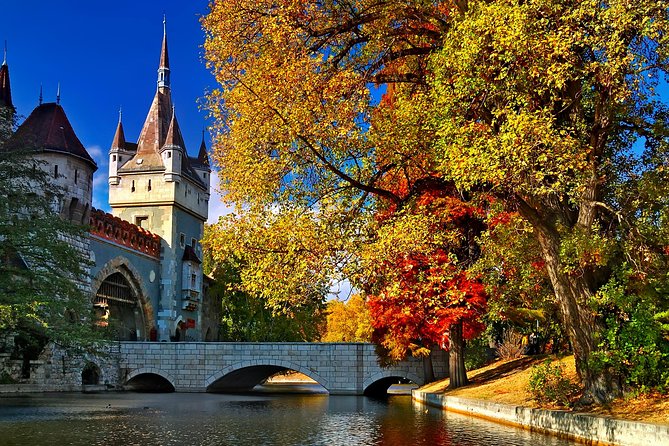 Budapest: Private 4-Hour Walking Tour with a Local - Choosing between Buda and Pest in four hours