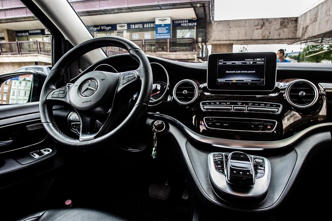 Budapest Private Airport Transfer in a Luxury Minivan - The short ride into Budapest