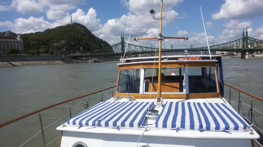 Budapest: Private Danube Yacht Cruise with Welcome Drink - One hour through central Budapest