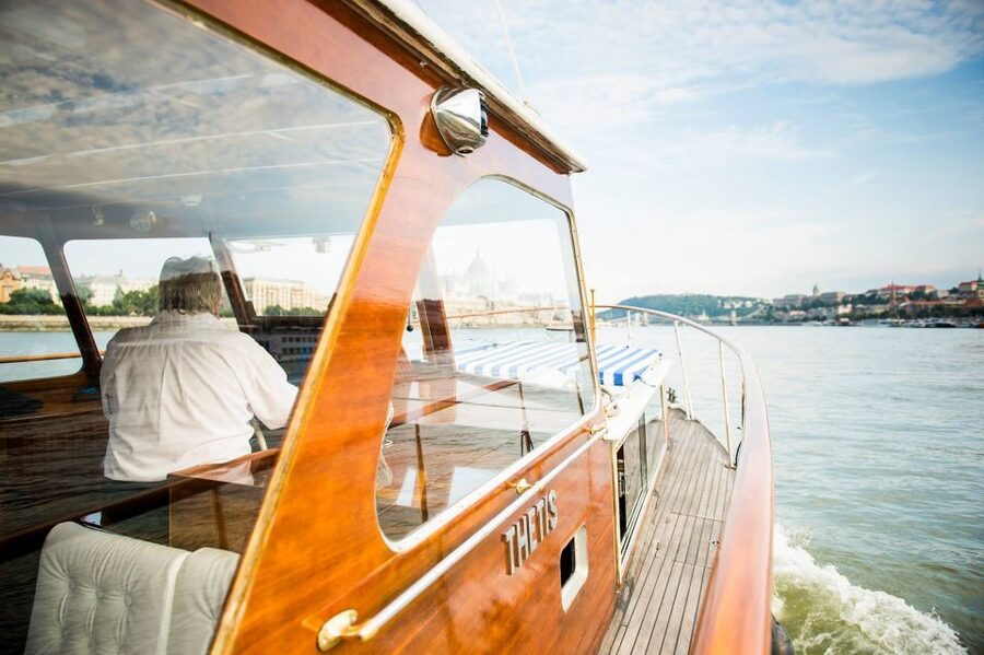Budapest: Private Danube Yacht Cruise with Welcome Drink - Gellért Hill and the turn back downtown