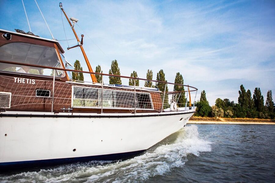 Budapest: Private Danube Yacht Cruise with Welcome Drink - Why sunset timing matters