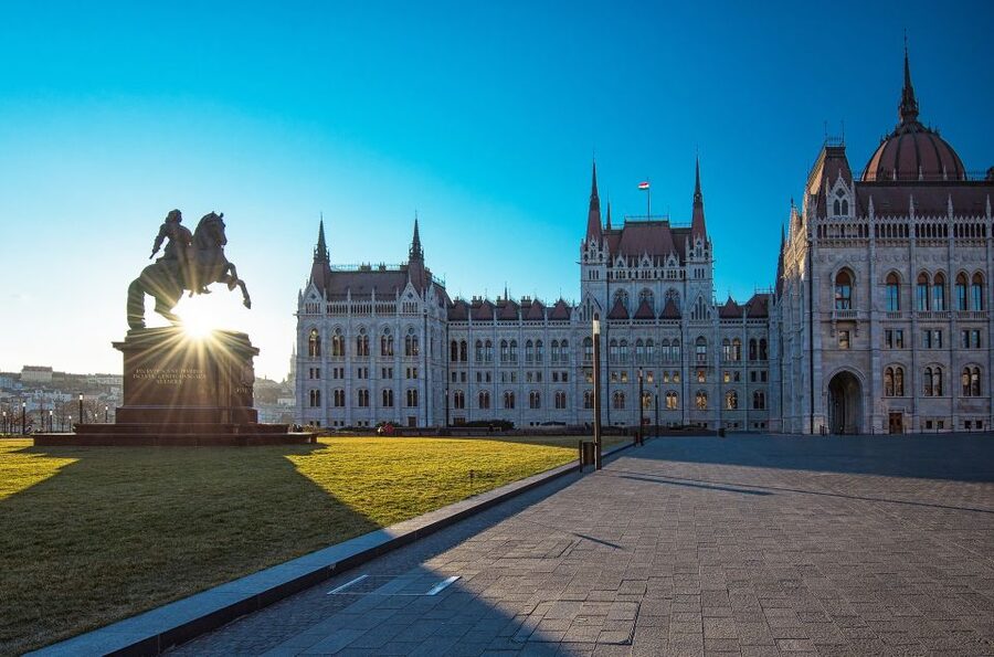 Budapest: Private Walking Tour of City with Spanish Guide - Key points at a glance