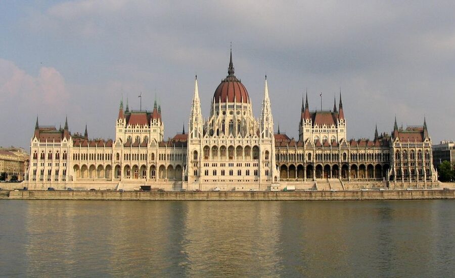 Budapest: Private Walking Tour of City with Spanish Guide - Why a private Spanish tour can work well in Budapest