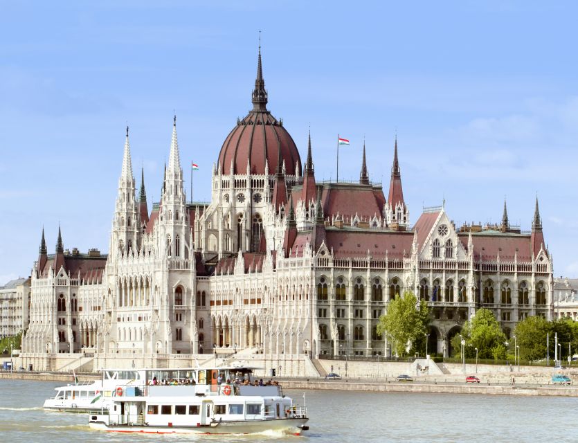 Budapest: Private Walking Tour of City with Spanish Guide - St. Stephen’s Basilica and the grand center of Pest
