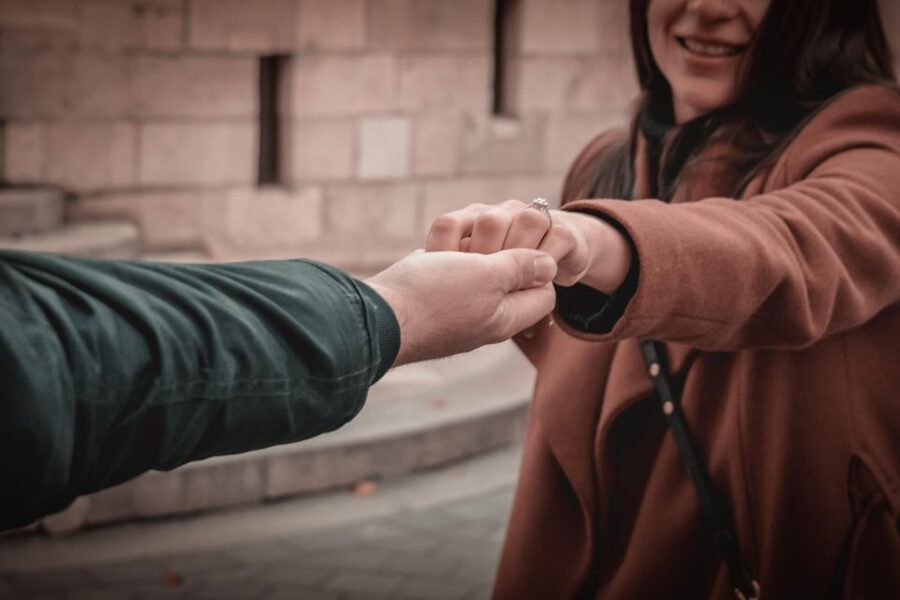 Budapest: Proposal Photos at enchanting Fisherman's Bastion - The 60-minute photo session after the yes