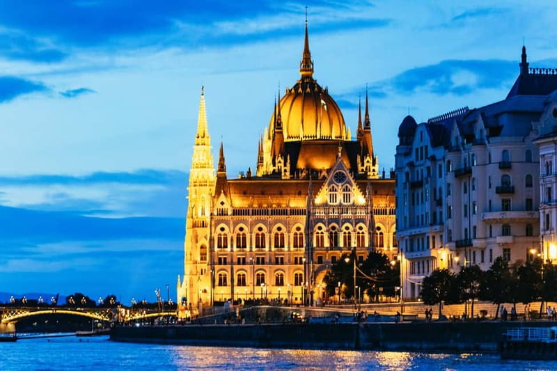 Budapest: Prosecco Dinner Cruise with Live Music - What this Budapest evening is really like