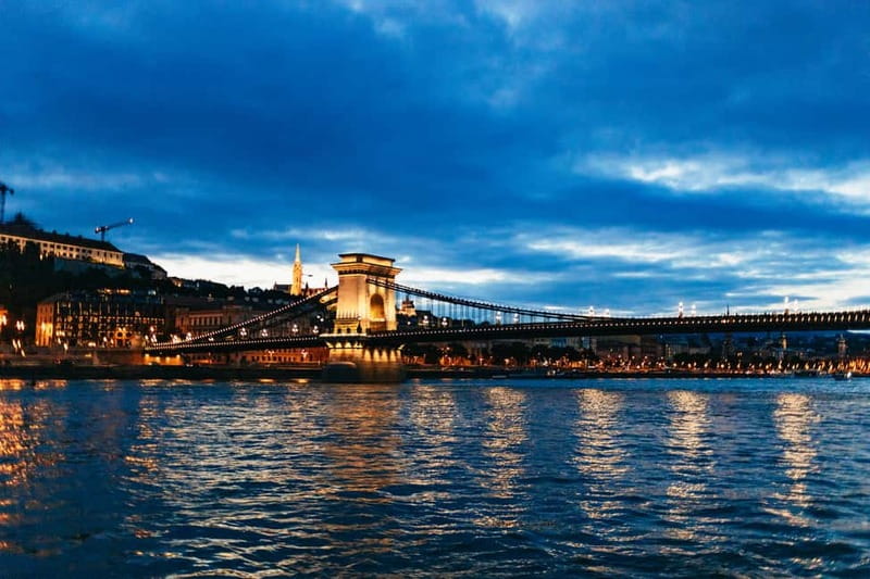 Budapest: Prosecco Dinner Cruise with Live Music - The live entertainment: folk dancing, music, and piano