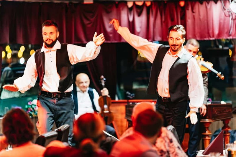 Budapest: Prosecco Dinner Cruise with Live Music - Seating and photographs