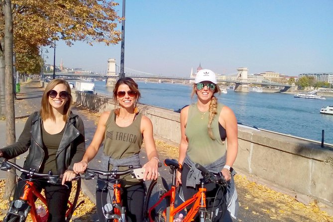 Budapest relaxed bicycle tour at sunset - Batthyany Square and the best Parliament photographs