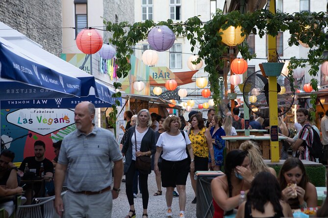 Budapest Ruin Bars Evening Walking Tour with Drinks & Street Food - What the guide adds between the bars