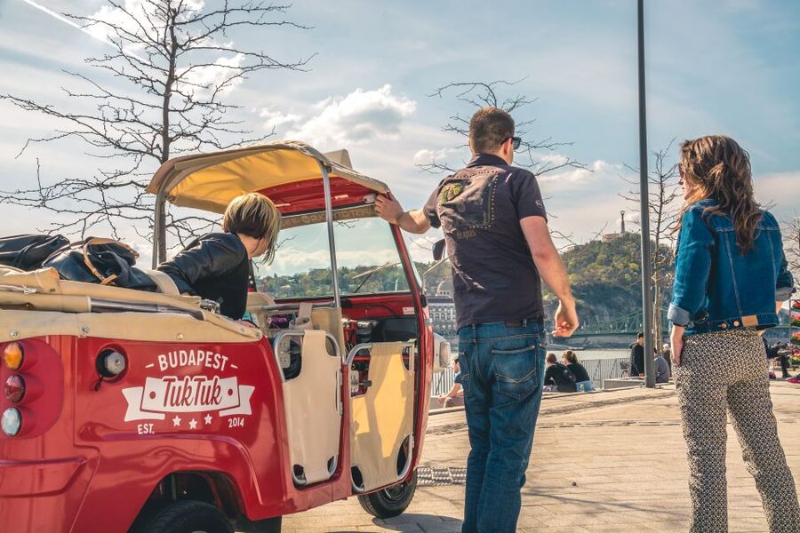 Budapest: Scenic Tuk Tuk Tour - From central Budapest to Gellért Hill
