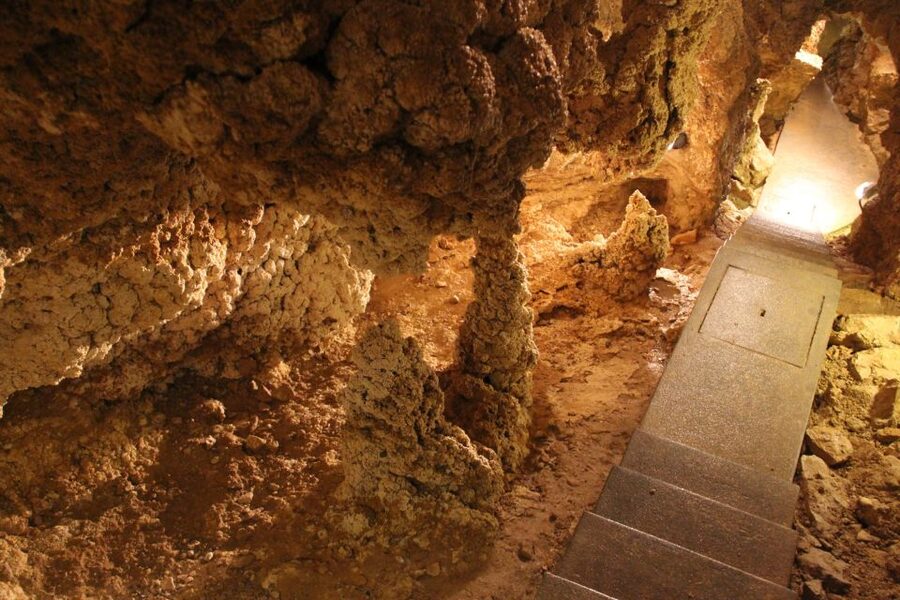 Budapest: Semlő-hegyi & Pál-völgyi Caves Guided Walking Tour - The guides are a major part of the value