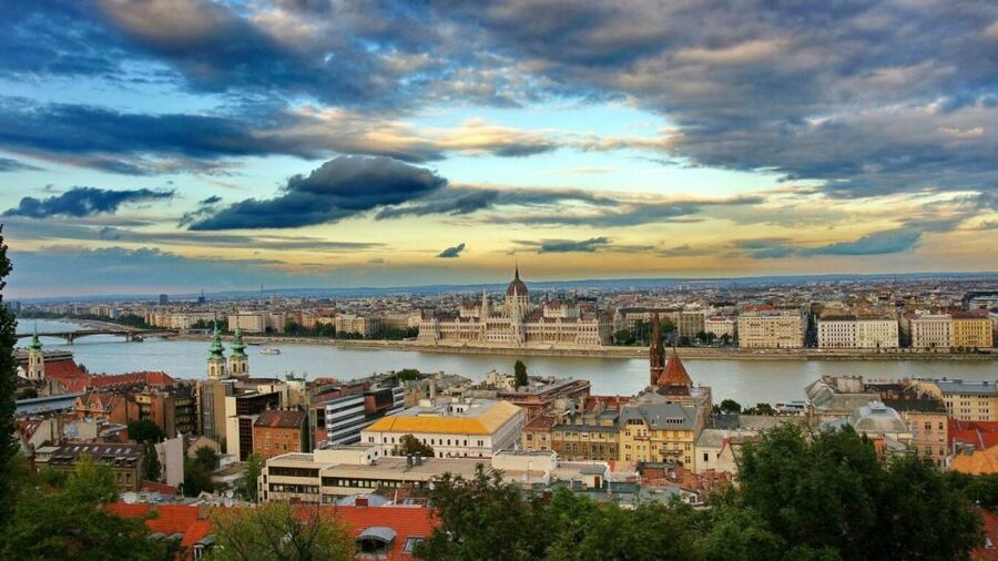 Budapest: Sightseeing Cruise on the Danube - Live music and the on-board bar