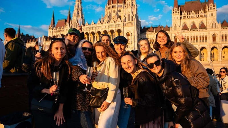 Budapest: Sip and Sail River Cruise with Unlimited Prosecco - The return past Vigadó and Gresham Palace