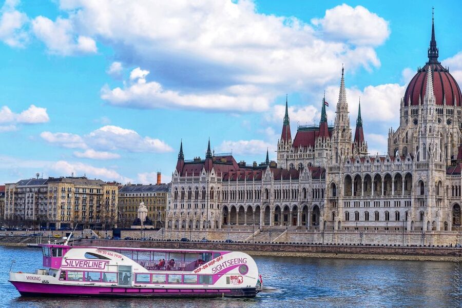 Budapest: Skyline Sightseeing Cruise with Parliament View - Parliament, the Danube Promenade, and Vigadó Square