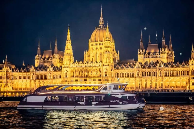 Budapest: Sunset Cruise with 2 Cocktails - Upper deck views and lower deck comfort