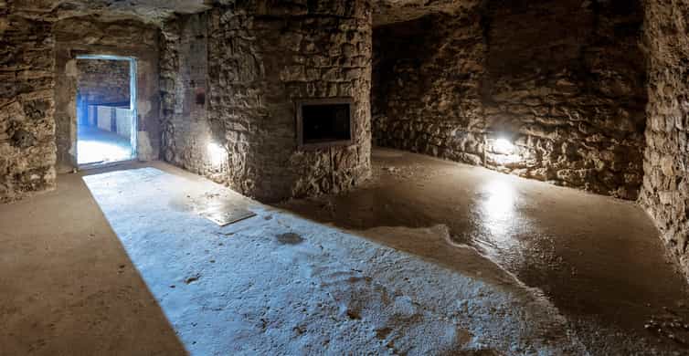 Budapest: The WWII Siege of Buda Castle & Bomb Shelter Tour - Walking Úri Street above the wartime shelters