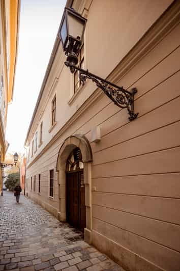Budapest: The WWII Siege of Buda Castle & Bomb Shelter Tour - The guides make or break this experience