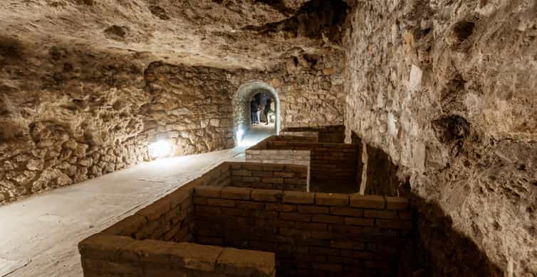 Budapest: The WWII Siege of Buda Castle & Bomb Shelter Tour - Meeting at Dísz Square beside the green gate