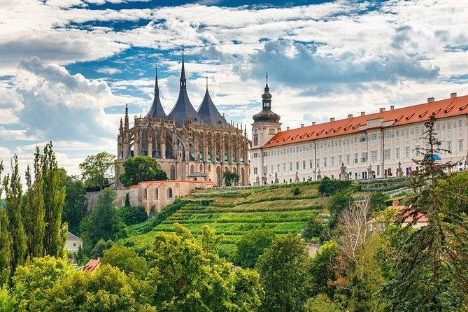 Budapest to Prague Private transfer with 2 hour sightseeing stop - The vehicles and luggage limits matter