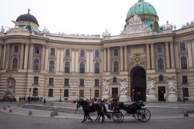 Budapest to Vienna Private Costumizable Day Tour with Lunch