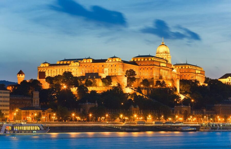 Budapest: Unlimited Prosecco and Wine Sightseeing Cruise - Key points at a glance