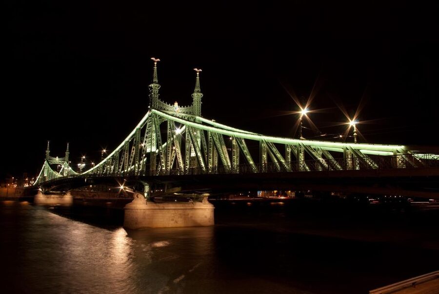 Budapest: Unlimited Prosecco and Wine Sightseeing Cruise - Finding Silverline at Dock 11 beside Elizabeth Bridge
