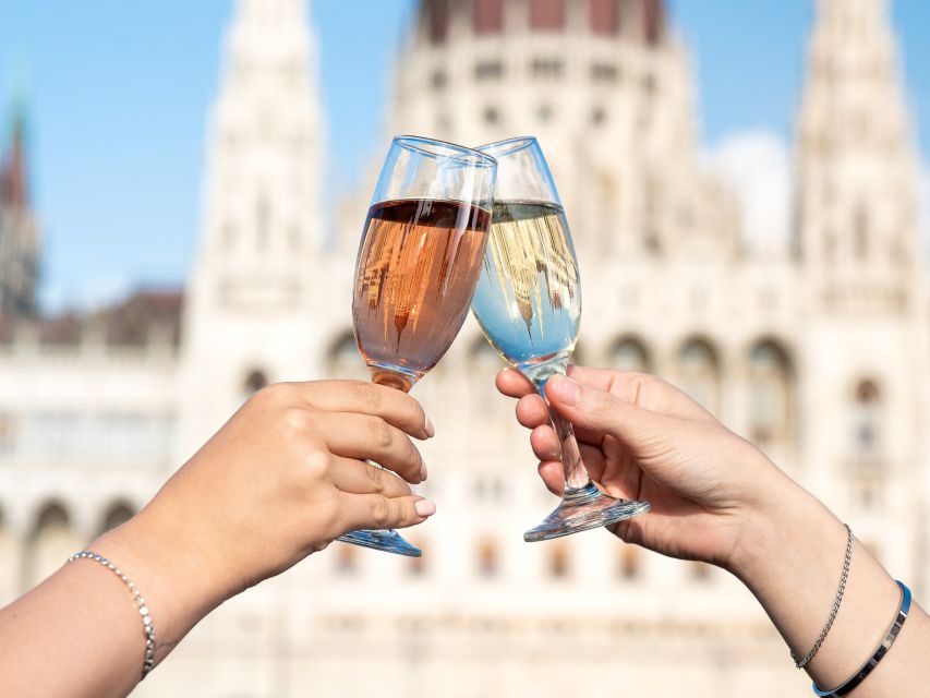 Budapest: Unlimited Prosecco, Beer and Aperol Spritz Cruise - Atmosphere, music and crowd levels