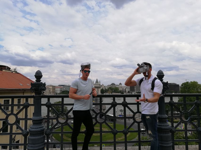 Budapest: Virtual Reality Tour in 8 Languages - Starting beside Chain Bridge