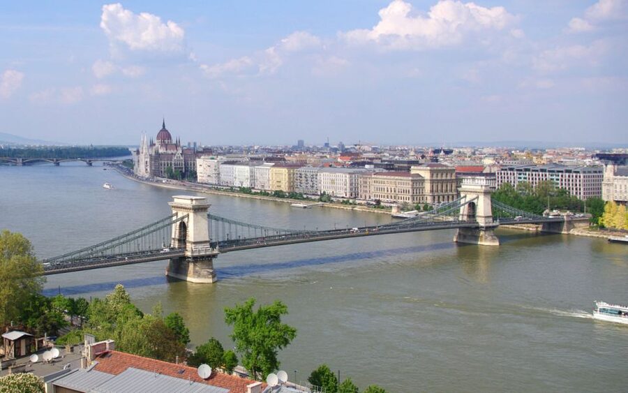 Budapest: Walking Tour in German - Who should book this Budapest walk?