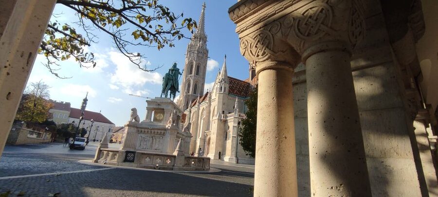 Budapest: Walking Tour in the Buda Castle District - Meeting the guide at the Vienna Gate