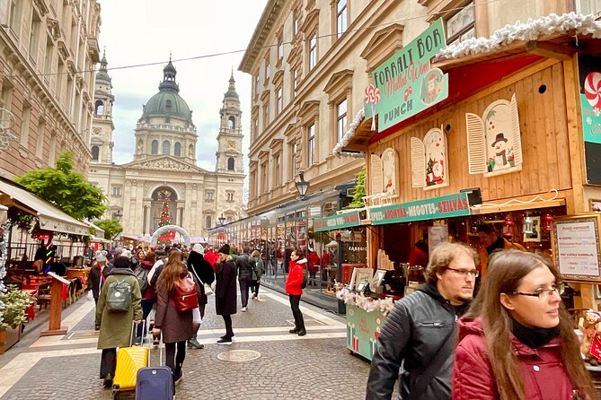 Budapest Wonderland - A Christmas Market Tour with Chimney Cake & Mulled Wine - Gresham Palace and the pleasure of looking up
