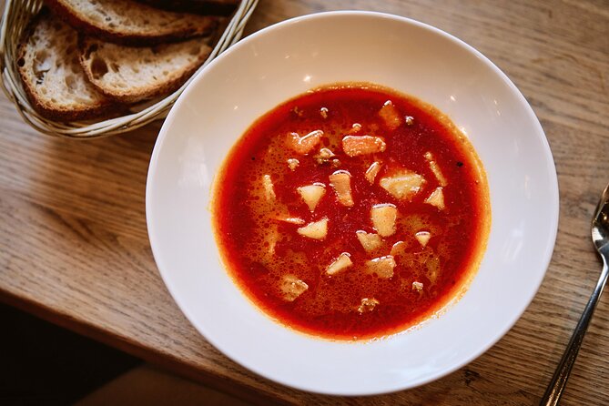 Central Budapest Food Walking Tour with Drinks Included - Guides make the difference
