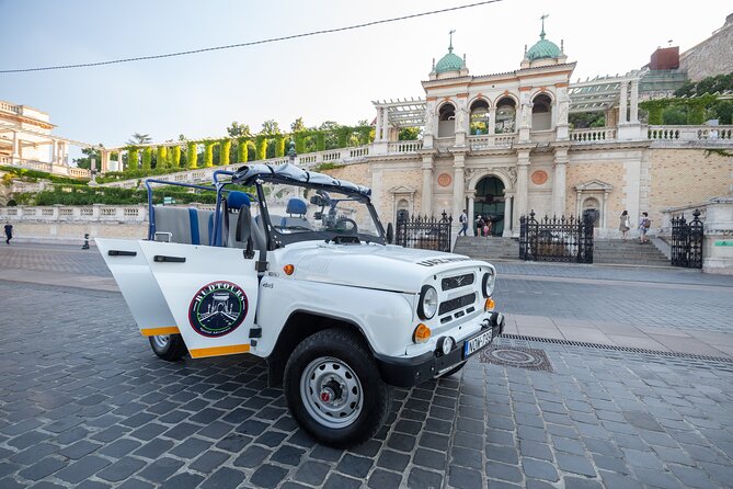 Cinematic Virtual Reality City Tour in a Russian Jeep - Castle Garden and the Chain Bridge Lions