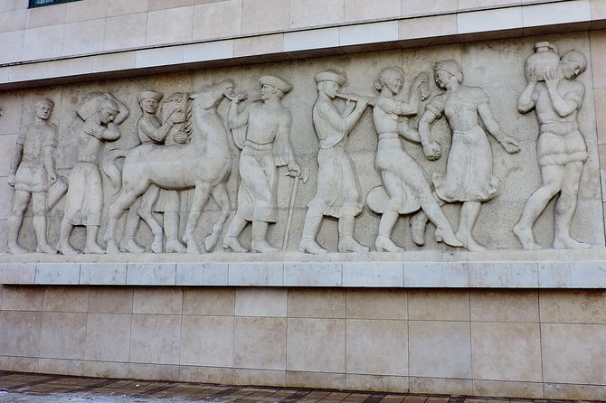 Communism in Hungary with a Historian - Riding the Metro and Crossing to Buda