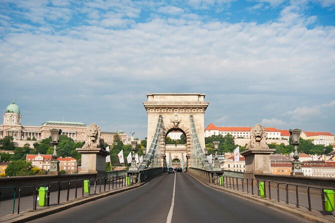 Comprehensive sightseeing tour - Liberty Square, Parliament, and the memory of dictatorship