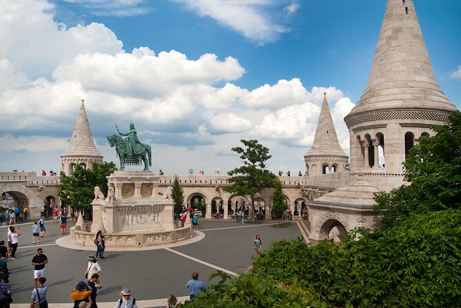 Essential Walking Tour - Matthias Fountain and Sándor Palace