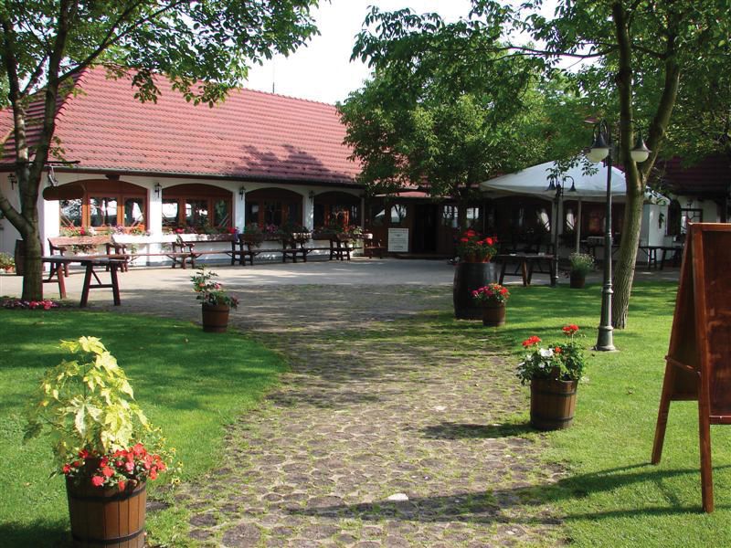 From Budapest: Full-Day Puszta Tour with Lunch and Show - Kecskemét: a useful first stop