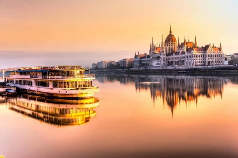 From Vienna: Budapest Group Day Trip - Three free hours around Vaci Street