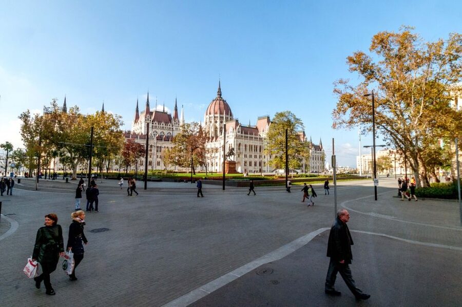 From Vienna: Guided Day Trip to Budapest - The Vienna departure and the long ride east