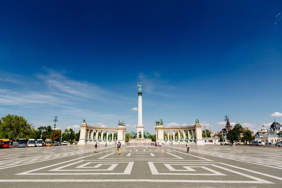 From Vienna: Guided Day Trip to Budapest - Three and a half hours to choose your own Budapest