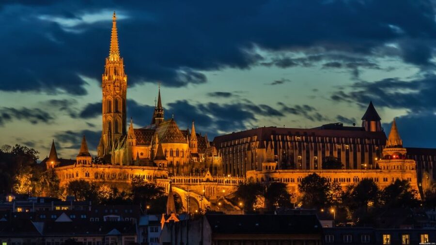 Iconic Budapest tour with Classic Russian Jeep and G-Wagon - Synagogue, market, bridges, and Gellert Baths