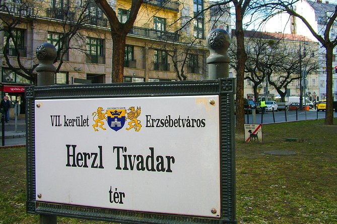 Jewish Heritage / Full tour - The German Invasion memorial and Hungary’s argument over memory