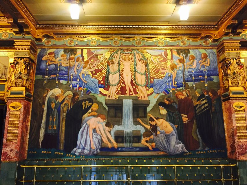 Private Art Nouveau Budapest Tour - A short tram ride and the buildings around Váci Street