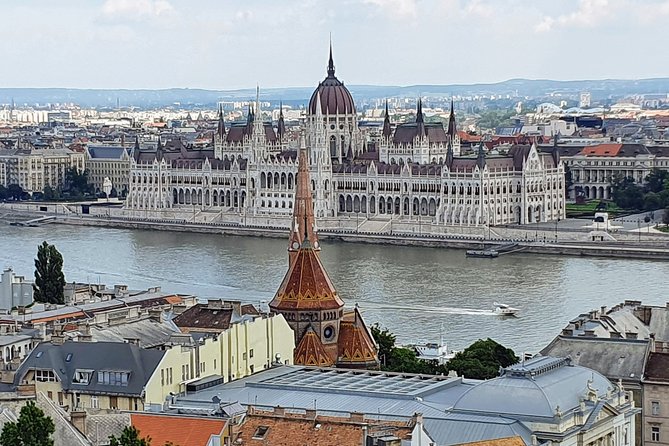 Private city tour by van - Parliament: the grand finale