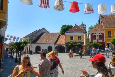 Scenic Danube River bend hills & the Art Town: Private Car Tour