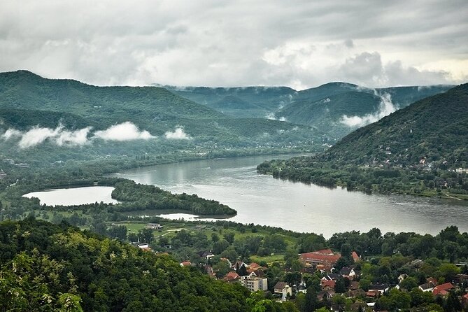 Scenic Danube River bend hills & the Art Town: Private Car Tour - Who will enjoy this half-day outing?