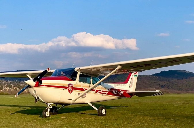 Sightseeing flight over Budapest - The pilot adds more than directions