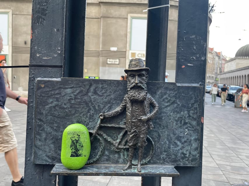 Tiny Sculptures, Big Stories: Kolodko mini statue tour - Finding the statues instead of marching between monuments